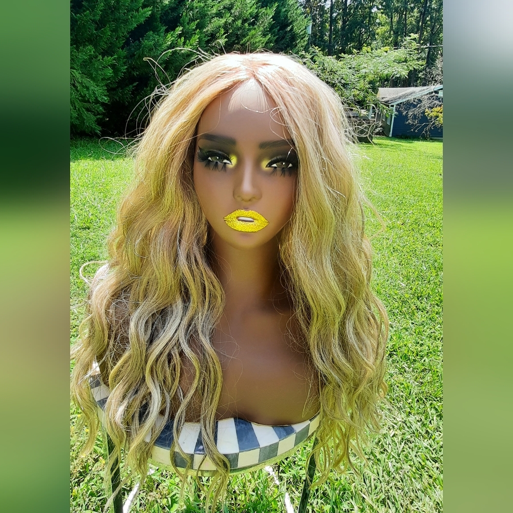 Wavy creamy blonde lave front wig